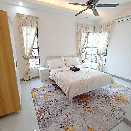 Tropika Homestay Bangi With 3 Bedrooms Kajang Εξωτερικό φωτογραφία