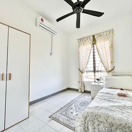 Tropika Homestay Bangi With 3 Bedrooms Kajang Εξωτερικό φωτογραφία