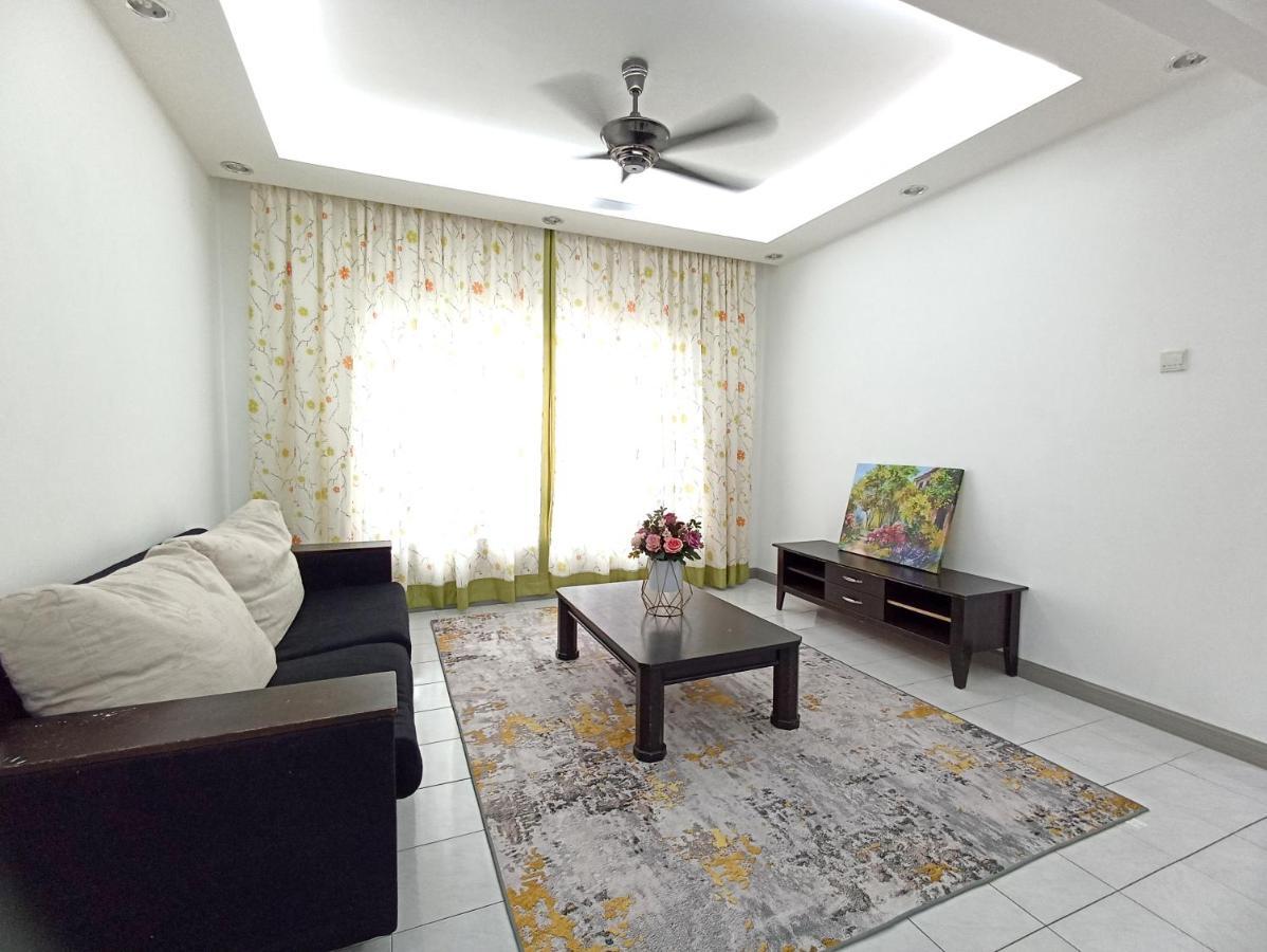 Tropika Homestay Bangi With 3 Bedrooms Kajang Εξωτερικό φωτογραφία