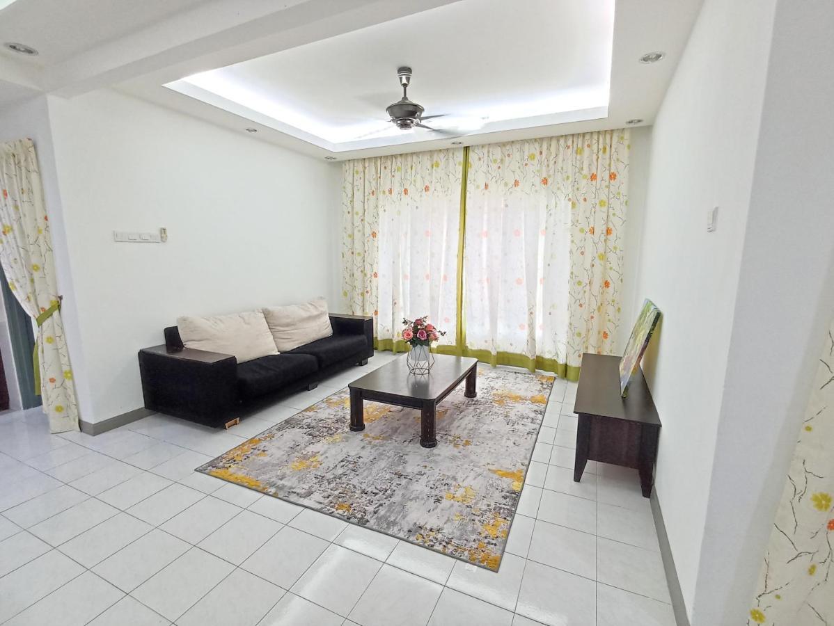 Tropika Homestay Bangi With 3 Bedrooms Kajang Εξωτερικό φωτογραφία