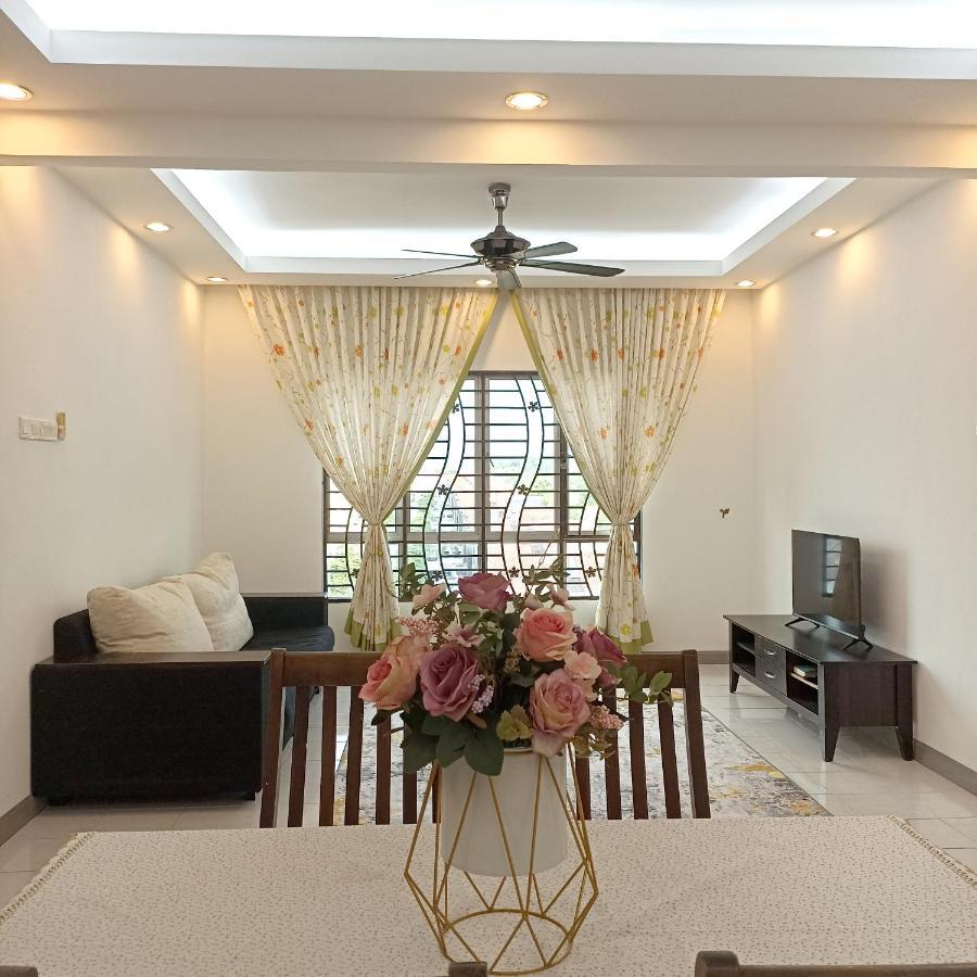 Tropika Homestay Bangi With 3 Bedrooms Kajang Εξωτερικό φωτογραφία