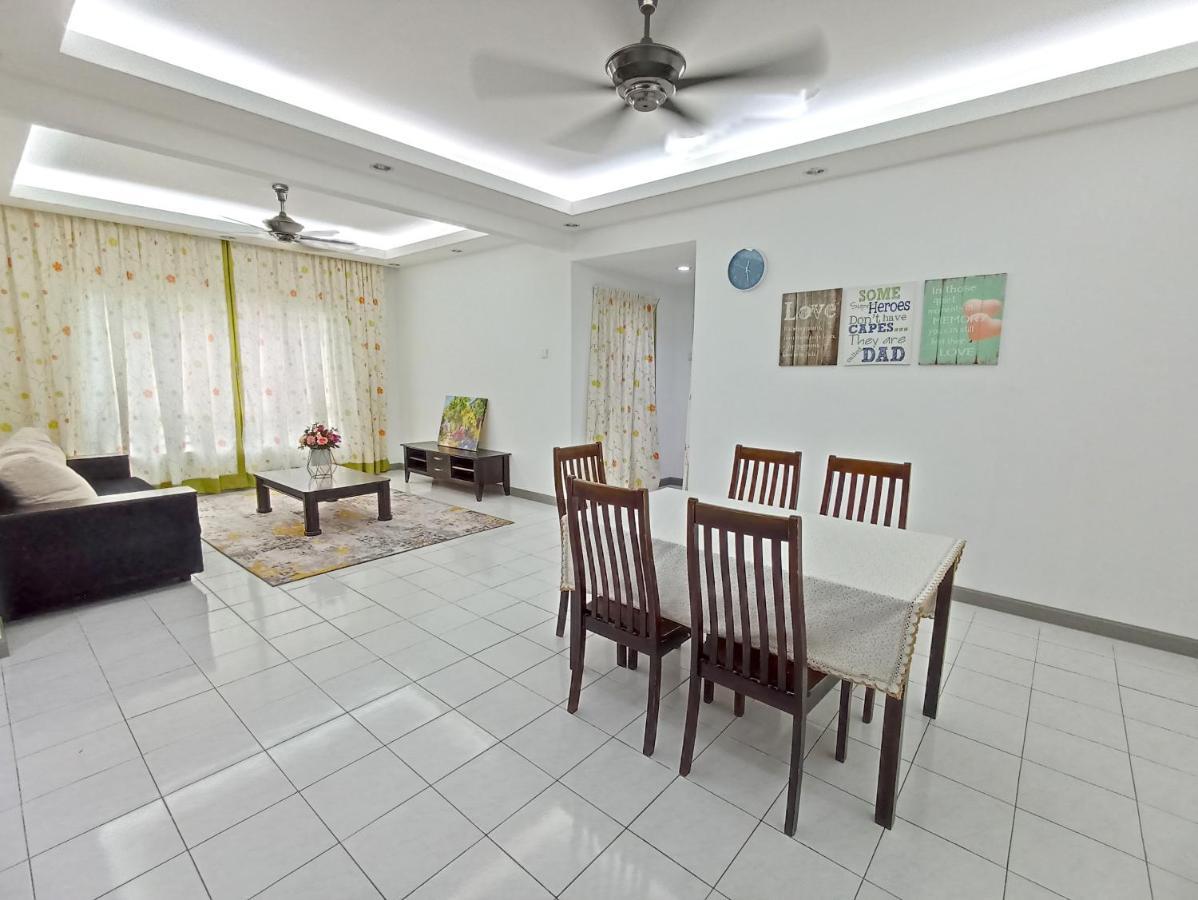 Tropika Homestay Bangi With 3 Bedrooms Kajang Εξωτερικό φωτογραφία