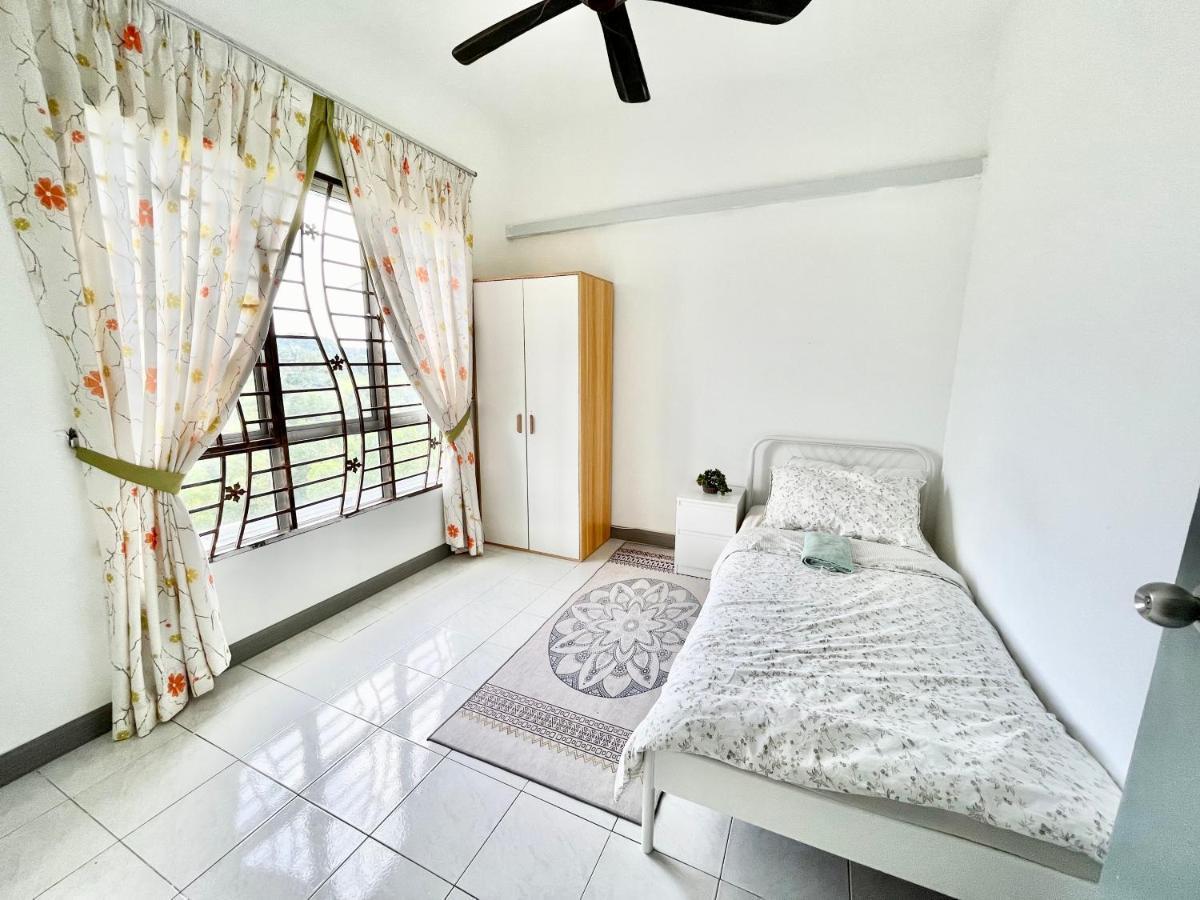 Tropika Homestay Bangi With 3 Bedrooms Kajang Εξωτερικό φωτογραφία