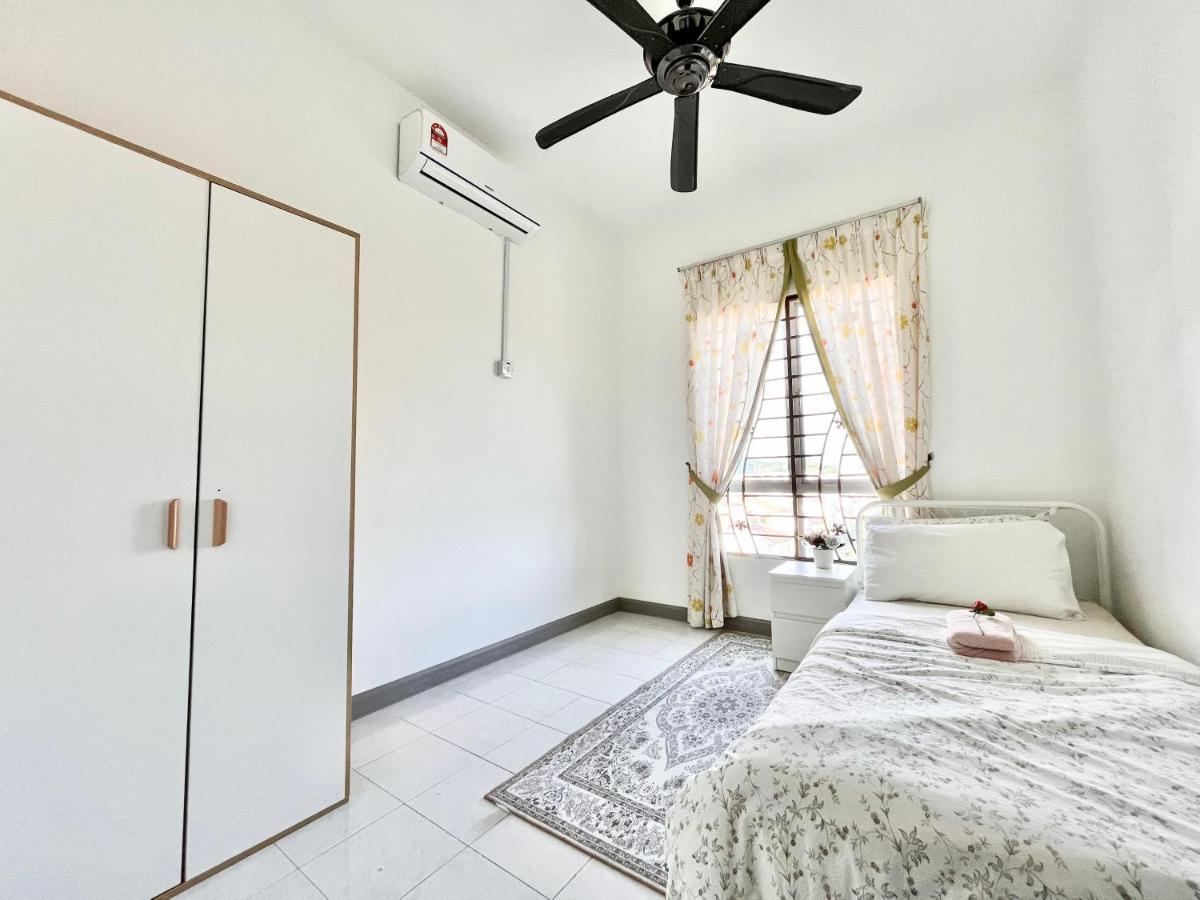 Tropika Homestay Bangi With 3 Bedrooms Kajang Εξωτερικό φωτογραφία